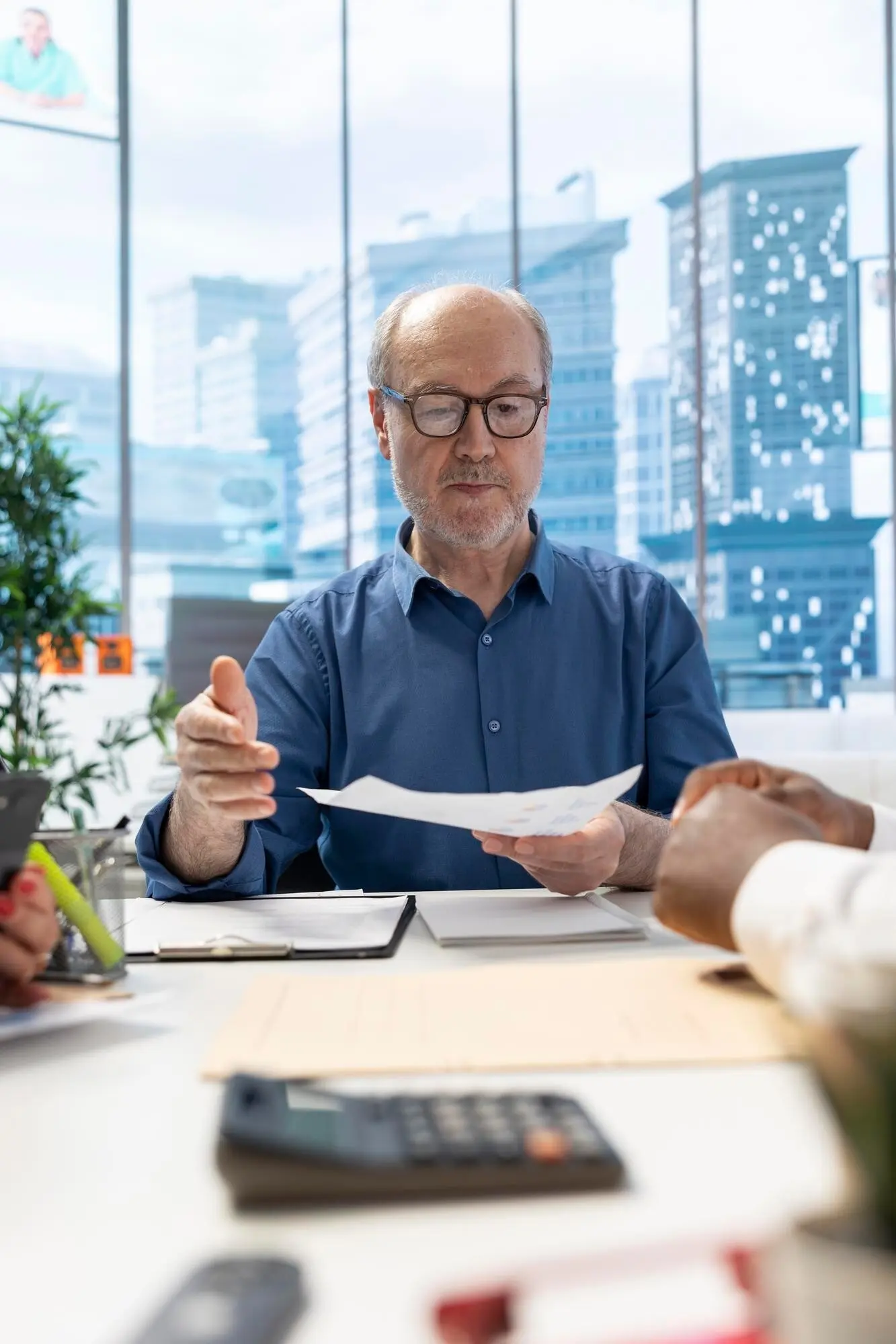 Personas mayores negociando con un banquero financiero para desarrollar un plan de pensiones.